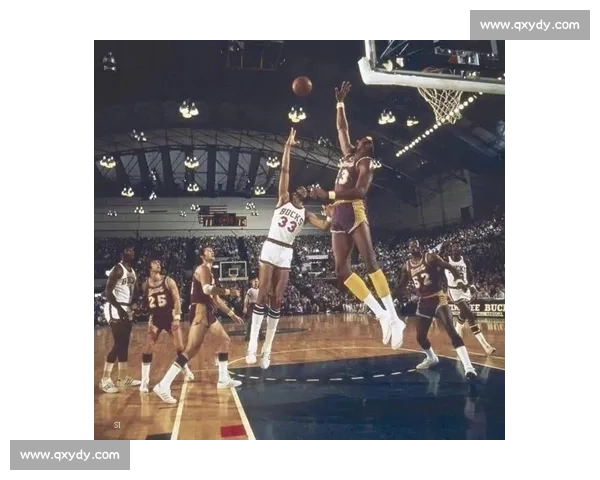 贾巴尔对决张伯伦中锋时代巅峰较量与篮球历史之争数据风格荣誉影响